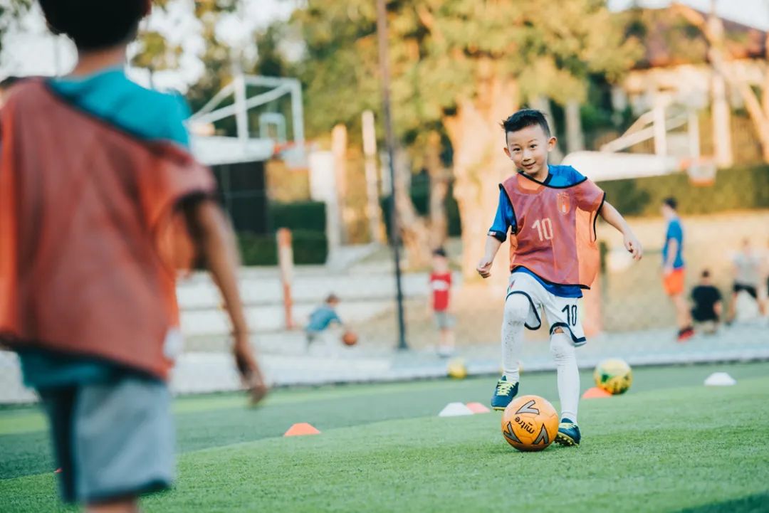 在陪伴孩子游戏的过程中,我们应不应该故意